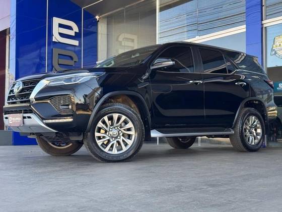 TOYOTA HILUX SW4 2.8 D-4D TURBO DIESEL SRX 7L 4X4 AUTOMÁTICO TOYOTA HILUX SW4 2.8 D-4D TURBO DIESEL SRX 7L 4X4 AUTOMÁTICO